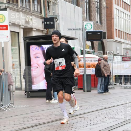 05.10.2025 - 20. swb-Marathon Bremen Strokosch-Dieckow http://msf.ph/oto/9289128 05.10.2025 12:29:25 Ziel 410, 1509, 410, 1509 meine-sportfotos.de