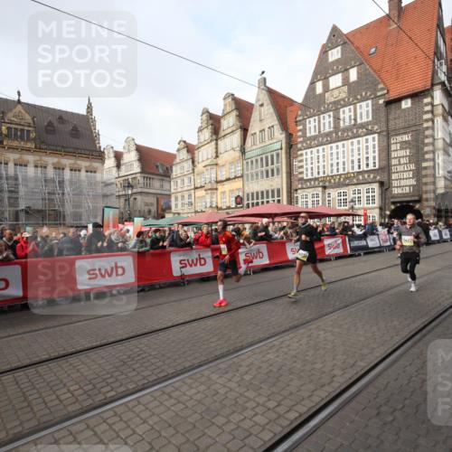 05.10.2025 - 20. swb-Marathon Bremen Yannick Fuchs http://msf.ph/oto/9289147 05.10.2025 10:42:19 Ziel 8187, 10838, 11217, 11422 meine-sportfotos.de