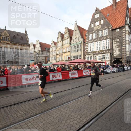 05.10.2025 - 20. swb-Marathon Bremen Yannick Fuchs http://msf.ph/oto/9289159 05.10.2025 10:42:20 Ziel 8187, 10838, 11217, 11422 meine-sportfotos.de