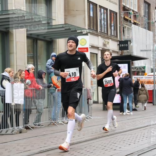05.10.2025 - 20. swb-Marathon Bremen Strokosch-Dieckow http://msf.ph/oto/9289162 05.10.2025 12:29:26 Ziel 410, 1509, 410, 1509 meine-sportfotos.de