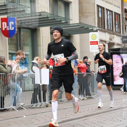05.10.2025 - 20. swb-Marathon Bremen Strokosch-Dieckow http://msf.ph/oto/9289171 05.10.2025 12:29:26 Ziel 410, 1509, 410, 1509 meine-sportfotos.de