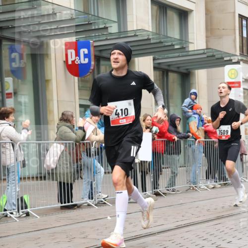 05.10.2025 - 20. swb-Marathon Bremen Strokosch-Dieckow http://msf.ph/oto/9289179 05.10.2025 12:29:27 Ziel 410, 1509, 410, 1509 meine-sportfotos.de