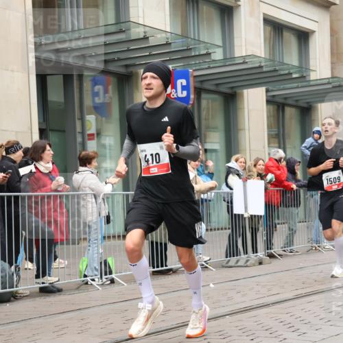 05.10.2025 - 20. swb-Marathon Bremen Strokosch-Dieckow http://msf.ph/oto/9289187 05.10.2025 12:29:27 Ziel 410, 1509, 410, 1509 meine-sportfotos.de