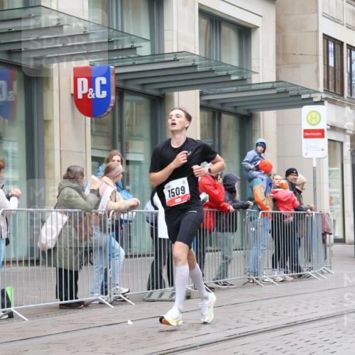 05.10.2025 - 20. swb-Marathon Bremen Strokosch-Dieckow http://msf.ph/oto/9289195 05.10.2025 12:29:27 Ziel 410, 1509, 410, 1509 meine-sportfotos.de