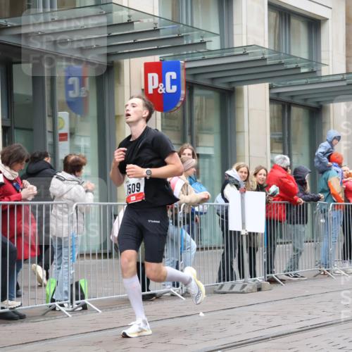 05.10.2025 - 20. swb-Marathon Bremen Strokosch-Dieckow http://msf.ph/oto/9289216 05.10.2025 12:29:28 Ziel 410, 604, 1509, 410, 604, 1509 meine-sportfotos.de