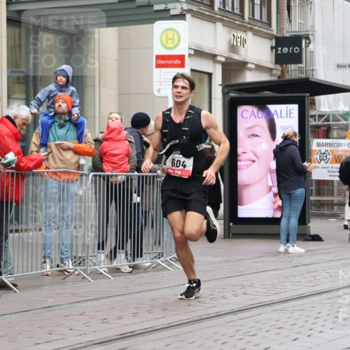 05.10.2025 - 20. swb-Marathon Bremen Strokosch-Dieckow http://msf.ph/oto/9289267 05.10.2025 12:29:48 Ziel 304, 604, 304, 604 meine-sportfotos.de