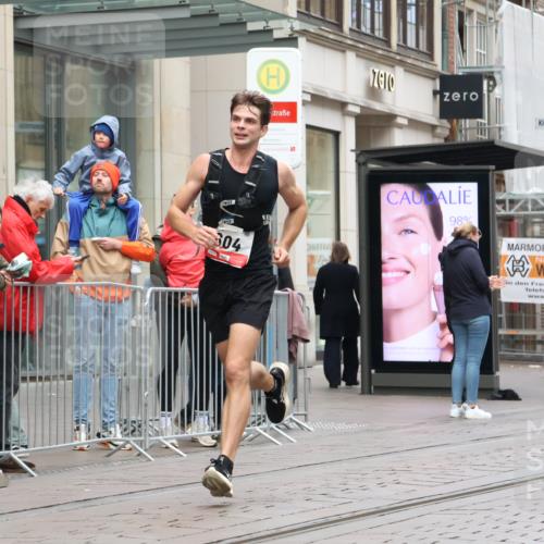 05.10.2025 - 20. swb-Marathon Bremen Strokosch-Dieckow http://msf.ph/oto/9289276 05.10.2025 12:29:48 Ziel 304, 604, 304, 604 meine-sportfotos.de