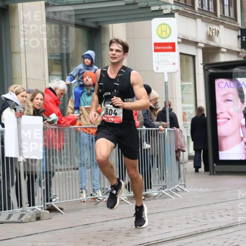 05.10.2025 - 20. swb-Marathon Bremen Strokosch-Dieckow http://msf.ph/oto/9289286 05.10.2025 12:29:48 Ziel 304, 604, 304, 604 meine-sportfotos.de
