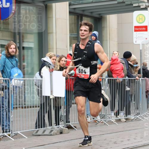 05.10.2025 - 20. swb-Marathon Bremen Strokosch-Dieckow http://msf.ph/oto/9289294 05.10.2025 12:29:49 Ziel 304, 604, 304, 604 meine-sportfotos.de
