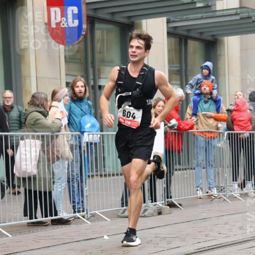 05.10.2025 - 20. swb-Marathon Bremen Strokosch-Dieckow http://msf.ph/oto/9289303 05.10.2025 12:29:49 Ziel 304, 604, 304, 604 meine-sportfotos.de