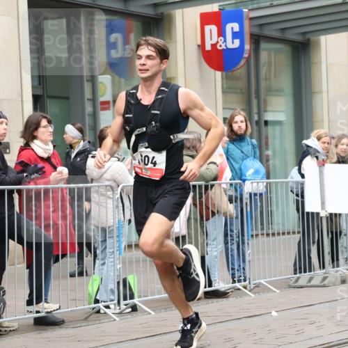 05.10.2025 - 20. swb-Marathon Bremen Strokosch-Dieckow http://msf.ph/oto/9289323 05.10.2025 12:29:50 Ziel 304, 604, 304, 604 meine-sportfotos.de