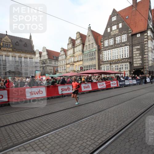 05.10.2025 - 20. swb-Marathon Bremen Yannick Fuchs http://msf.ph/oto/9289345 05.10.2025 10:43:28 Ziel 9967 meine-sportfotos.de