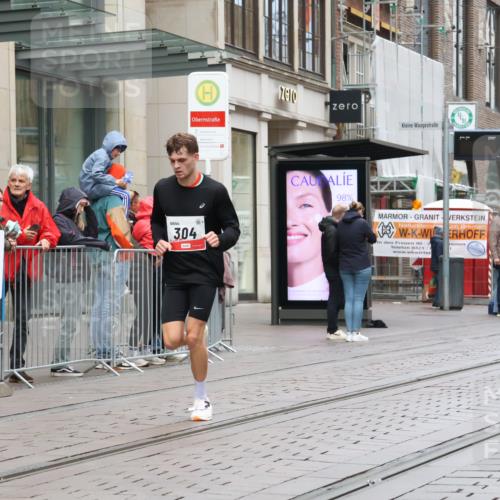 05.10.2025 - 20. swb-Marathon Bremen Strokosch-Dieckow http://msf.ph/oto/9289353 05.10.2025 12:30:06 Ziel 304, 304 meine-sportfotos.de