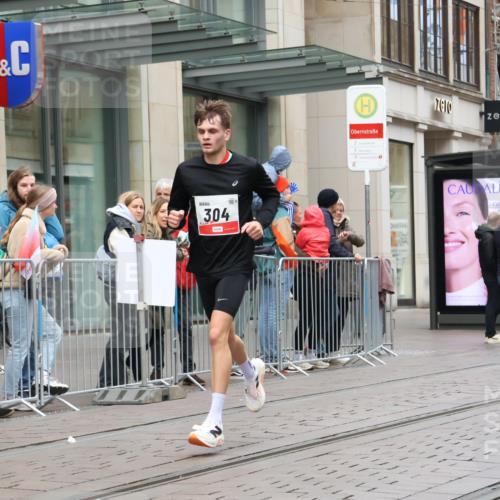 05.10.2025 - 20. swb-Marathon Bremen Strokosch-Dieckow http://msf.ph/oto/9289374 05.10.2025 12:30:06 Ziel 304, 304 meine-sportfotos.de