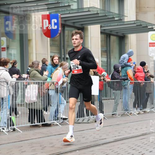 05.10.2025 - 20. swb-Marathon Bremen Strokosch-Dieckow http://msf.ph/oto/9289380 05.10.2025 12:30:07 Ziel 304, 304 meine-sportfotos.de