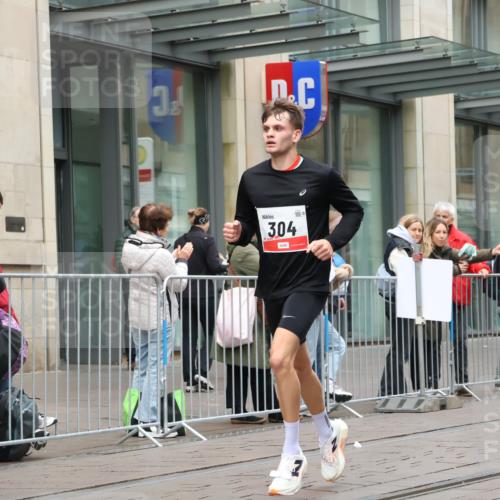 05.10.2025 - 20. swb-Marathon Bremen Strokosch-Dieckow http://msf.ph/oto/9289391 05.10.2025 12:30:07 Ziel 304, 304 meine-sportfotos.de