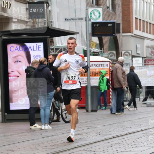 05.10.2025 - 20. swb-Marathon Bremen Strokosch-Dieckow http://msf.ph/oto/9289431 05.10.2025 12:30:32 Ziel 1437, 1437 meine-sportfotos.de