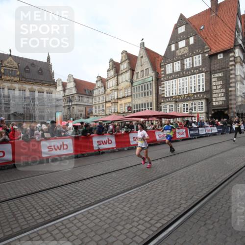05.10.2025 - 20. swb-Marathon Bremen Yannick Fuchs http://msf.ph/oto/9289440 05.10.2025 10:44:15 Ziel 10044, 10348, 10649, 11645, 11648 meine-sportfotos.de