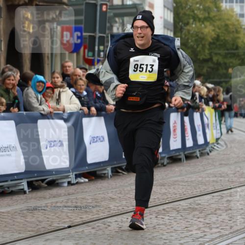 05.10.2025 - 20. swb-Marathon Bremen Strokosch-Dieckow http://msf.ph/oto/9289446 05.10.2025 11:22:29 Ziel 9513, 10035 meine-sportfotos.de