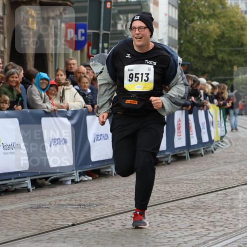 05.10.2025 - 20. swb-Marathon Bremen Strokosch-Dieckow http://msf.ph/oto/9289472 05.10.2025 11:22:29 Ziel 9513, 10035 meine-sportfotos.de