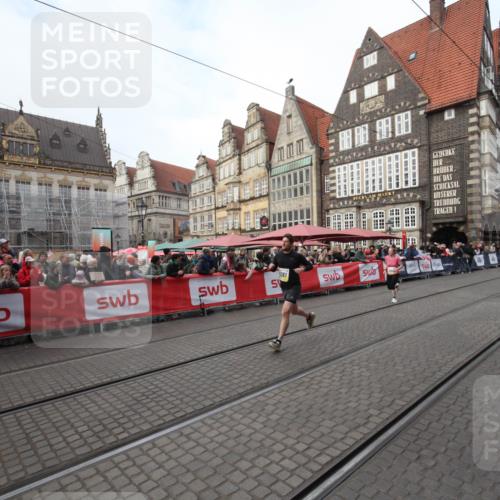 05.10.2025 - 20. swb-Marathon Bremen Yannick Fuchs http://msf.ph/oto/9289488 05.10.2025 10:44:31 Ziel 9361, 10505 meine-sportfotos.de