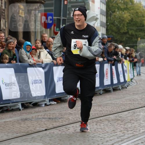 05.10.2025 - 20. swb-Marathon Bremen Strokosch-Dieckow http://msf.ph/oto/9289496 05.10.2025 11:22:29 Ziel 9513, 10035 meine-sportfotos.de
