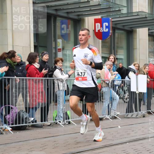 05.10.2025 - 20. swb-Marathon Bremen Strokosch-Dieckow http://msf.ph/oto/9289498 05.10.2025 12:30:35 Ziel 1437, 1437 meine-sportfotos.de
