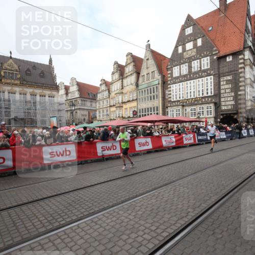 05.10.2025 - 20. swb-Marathon Bremen Yannick Fuchs http://msf.ph/oto/9289515 05.10.2025 10:44:50 Ziel 9878, 10306 meine-sportfotos.de
