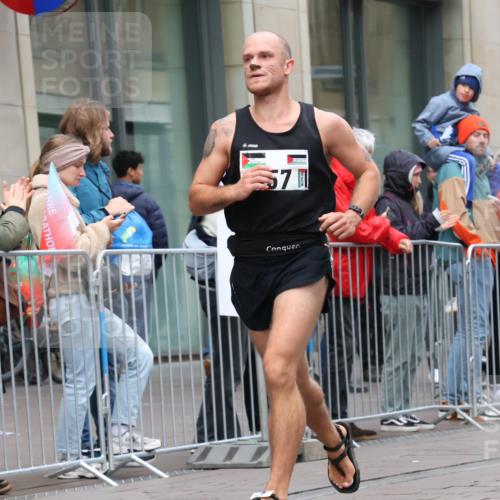 05.10.2025 - 20. swb-Marathon Bremen Strokosch-Dieckow http://msf.ph/oto/9289516 05.10.2025 12:31:01 Ziel 157, 157 meine-sportfotos.de