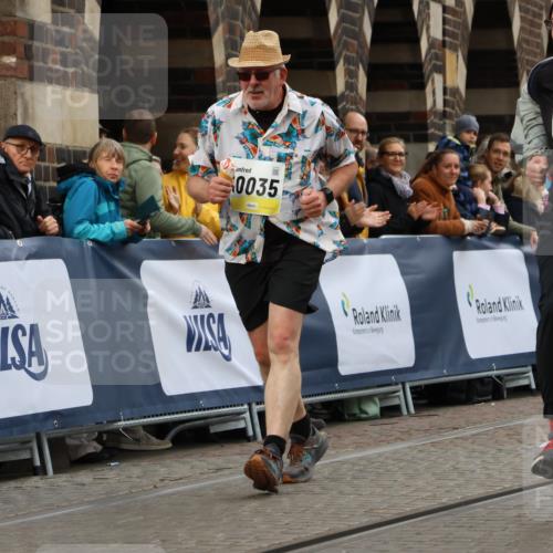05.10.2025 - 20. swb-Marathon Bremen Strokosch-Dieckow http://msf.ph/oto/9289522 05.10.2025 11:22:30 Ziel 9513, 10035 meine-sportfotos.de