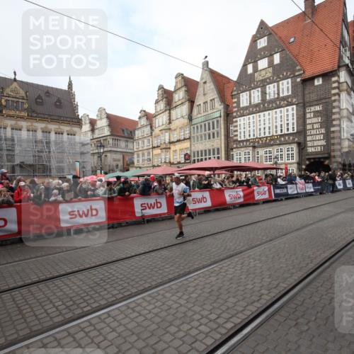 05.10.2025 - 20. swb-Marathon Bremen Yannick Fuchs http://msf.ph/oto/9289524 05.10.2025 10:44:52 Ziel 9878 meine-sportfotos.de