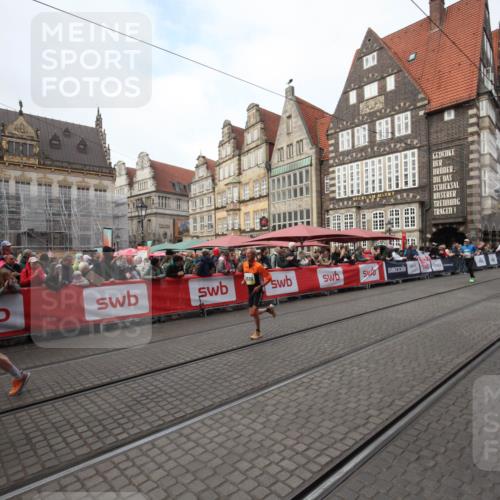05.10.2025 - 20. swb-Marathon Bremen Yannick Fuchs http://msf.ph/oto/9289535 05.10.2025 10:45:04 Ziel 9202, 9590, 9678, 11362 meine-sportfotos.de
