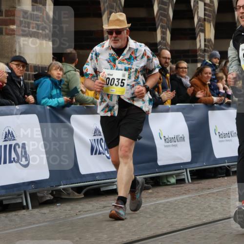 05.10.2025 - 20. swb-Marathon Bremen Strokosch-Dieckow http://msf.ph/oto/9289546 05.10.2025 11:22:30 Ziel 9513, 10035 meine-sportfotos.de