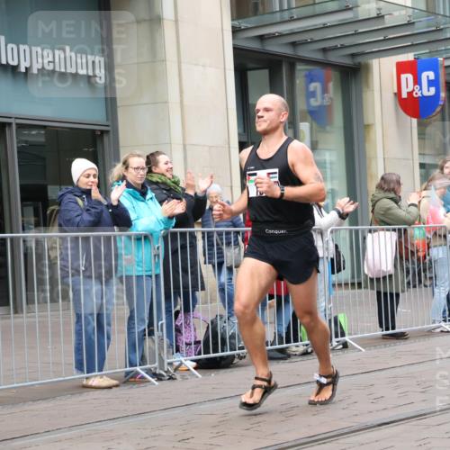 05.10.2025 - 20. swb-Marathon Bremen Strokosch-Dieckow http://msf.ph/oto/9289549 05.10.2025 12:31:01 Ziel 157, 157 meine-sportfotos.de