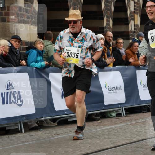 05.10.2025 - 20. swb-Marathon Bremen Strokosch-Dieckow http://msf.ph/oto/9289570 05.10.2025 11:22:30 Ziel 9513, 10035 meine-sportfotos.de