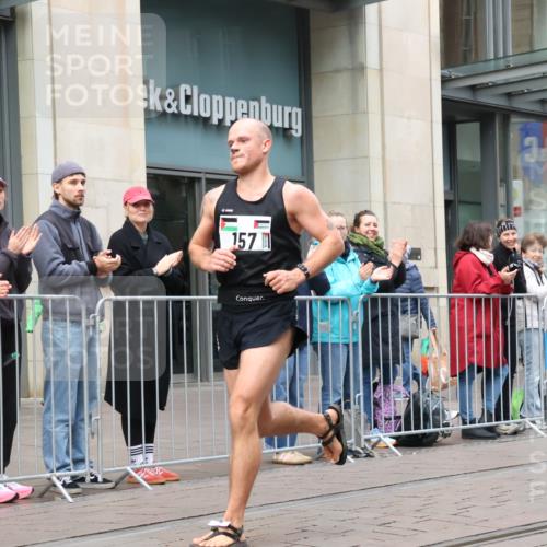 05.10.2025 - 20. swb-Marathon Bremen Strokosch-Dieckow http://msf.ph/oto/9289572 05.10.2025 12:31:02 Ziel 157, 157 meine-sportfotos.de