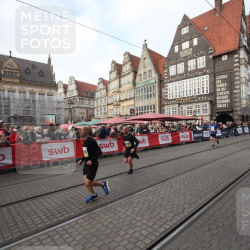 05.10.2025 - 20. swb-Marathon Bremen Yannick Fuchs http://msf.ph/oto/9289579 05.10.2025 10:45:22 Ziel 9290, 9963, 10634, 10898 meine-sportfotos.de