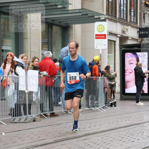 05.10.2025 - 20. swb-Marathon Bremen Strokosch-Dieckow http://msf.ph/oto/9289602 05.10.2025 12:31:27 Ziel 956, 1771, 956, 1771 meine-sportfotos.de