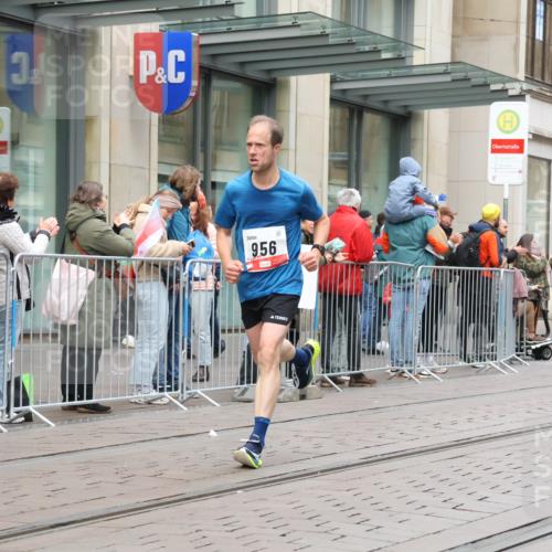 05.10.2025 - 20. swb-Marathon Bremen Strokosch-Dieckow http://msf.ph/oto/9289626 05.10.2025 12:31:27 Ziel 956, 1771, 956, 1771 meine-sportfotos.de