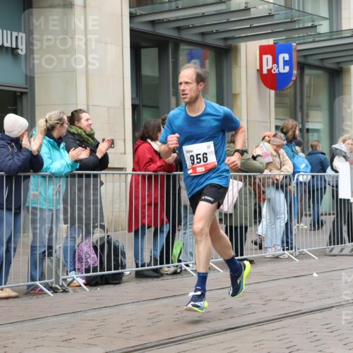 05.10.2025 - 20. swb-Marathon Bremen Strokosch-Dieckow http://msf.ph/oto/9289649 05.10.2025 12:31:28 Ziel 956, 1771, 956, 1771 meine-sportfotos.de