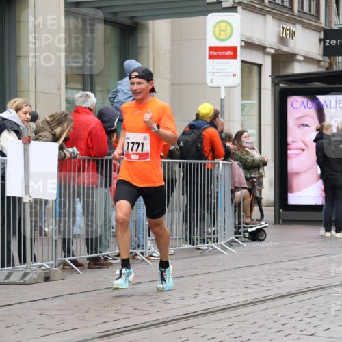 05.10.2025 - 20. swb-Marathon Bremen Strokosch-Dieckow http://msf.ph/oto/9289683 05.10.2025 12:31:31 Ziel 956, 1771, 956, 1771 meine-sportfotos.de