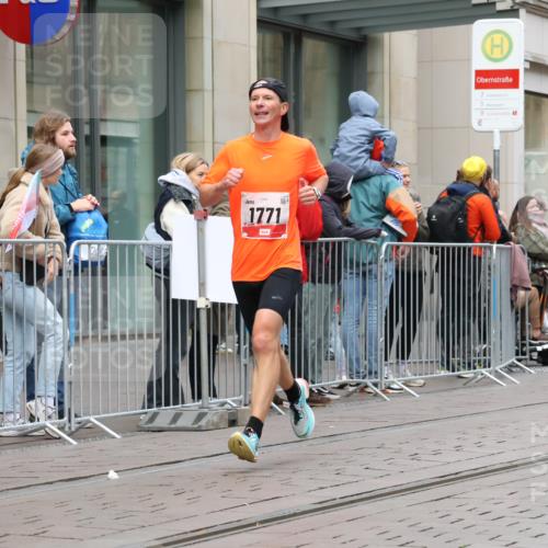 05.10.2025 - 20. swb-Marathon Bremen Strokosch-Dieckow http://msf.ph/oto/9289695 05.10.2025 12:31:31 Ziel 956, 1771, 956, 1771 meine-sportfotos.de