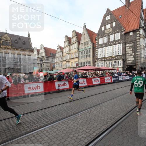 05.10.2025 - 20. swb-Marathon Bremen Yannick Fuchs http://msf.ph/oto/9289698 05.10.2025 10:46:05 Ziel 9397, 9500, 9876, 10090, 10688, 11074, 11513 meine-sportfotos.de