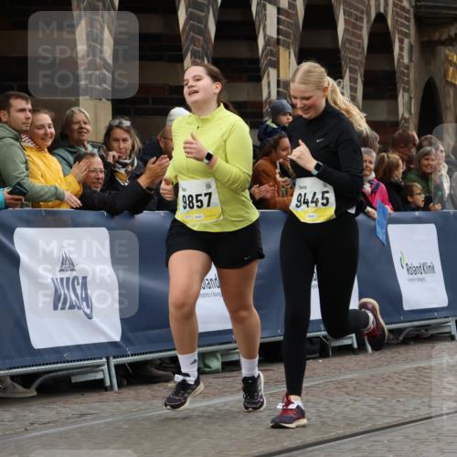 05.10.2025 - 20. swb-Marathon Bremen Strokosch-Dieckow http://msf.ph/oto/9289699 05.10.2025 11:22:43 Ziel 9445, 9857 meine-sportfotos.de