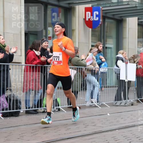 05.10.2025 - 20. swb-Marathon Bremen Strokosch-Dieckow http://msf.ph/oto/9289707 05.10.2025 12:31:32 Ziel 956, 1771, 956, 1771 meine-sportfotos.de