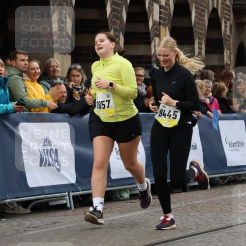 05.10.2025 - 20. swb-Marathon Bremen Strokosch-Dieckow http://msf.ph/oto/9289719 05.10.2025 11:22:43 Ziel 9445, 9857 meine-sportfotos.de