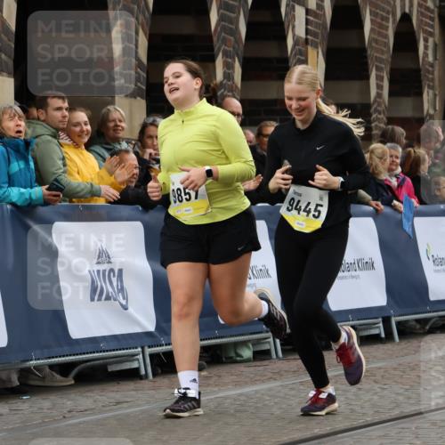 05.10.2025 - 20. swb-Marathon Bremen Strokosch-Dieckow http://msf.ph/oto/9289745 05.10.2025 11:22:43 Ziel 9445, 9857 meine-sportfotos.de