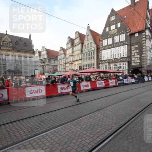 05.10.2025 - 20. swb-Marathon Bremen Yannick Fuchs http://msf.ph/oto/9289753 05.10.2025 10:46:34 Ziel 9207, 11167 meine-sportfotos.de