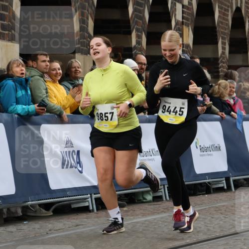 05.10.2025 - 20. swb-Marathon Bremen Strokosch-Dieckow http://msf.ph/oto/9289763 05.10.2025 11:22:43 Ziel 9445, 9857 meine-sportfotos.de
