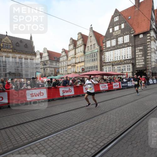 05.10.2025 - 20. swb-Marathon Bremen Yannick Fuchs http://msf.ph/oto/9289769 05.10.2025 10:46:42 Ziel 9366, 9961, 10268, 11268 meine-sportfotos.de